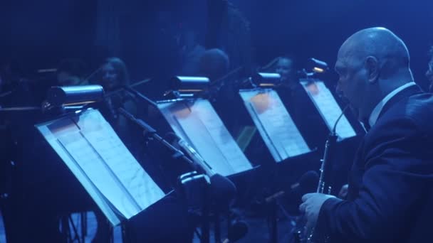 The Greatest Hits by Rock Symphony Playing Oboé Musiciants Are Playing Wind Instruments Ucraniano Tour Concert in Kiev Conductor Nikolai Lysenko — Vídeo de Stock