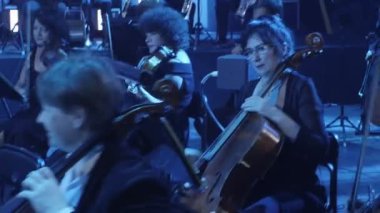 Rock Senfoni yaylı enstrümanlar Vibrato Ukrayna tur konser Kiev orkestra şefi Nikolai Lysenko oynayan bir yay ile oynama albümü