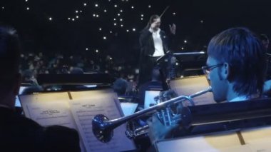 Rock Senfoni oynarken Trumplet adam tarafından Greatest Hits iletken insanların çoğu sallayarak el feneri konserde Kiev Ukrayna orkestra şefi Nikolai Lysenko olduğunu