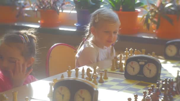 Kinder einfältige Mädchen sitzen an Schachbrettern und warten auf ein Spiel Schachbretter Zeitschaltuhren Kinder spielen Schachturnier für Vorschulkinder — Stockvideo