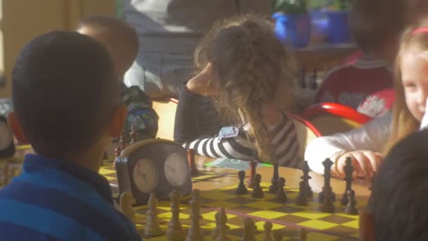 Boys Girls Are Waiting For a Game at the Chess Boards Boys and Girls Are Playing Chess at the Chess Tournament For Prechool Children Sun Shines Pot Plants — Vídeos de Stock