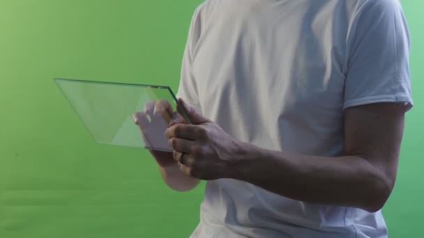 Бізнесмен приходить з типом кредитних карток номер з віртуальним планшетом купує через Інтернет Працюючи на біржі Forex Молода людина в білій футболці — стокове відео