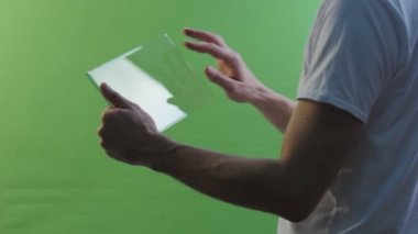 Man's Hands Close up Businessman Bir Tablet Parşömen Ler İnternet Üzerinden Forex Exchange Üzerinde Çalışan Beyaz Bir T-Shirt Skype Genç Adam Talking