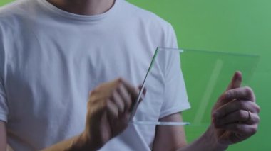 Adam oturur gösterir bir başparmak tıklama sanal bir Tablet satın Internet üzerinden Skype genç adam beyaz T-Shirt sohbet Forex döviz üzerinde çalışma