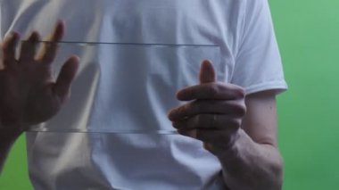 Tablet ekran gösterir ok işadamı ile sanal Tablet satın üzerinden Internet çalışma hakkında Forex Döviz sohbet Skype genç adam beyaz adam tıkladığında