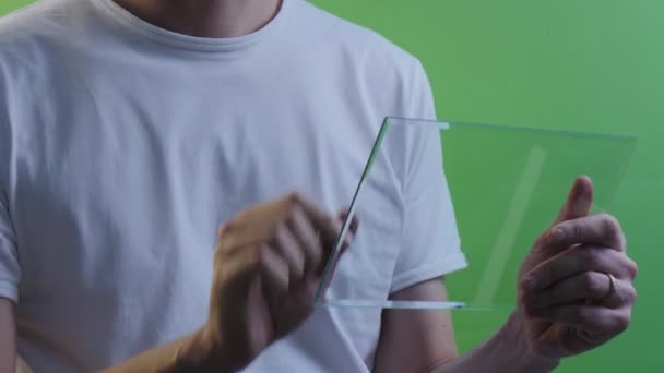 Az ember ül mutatja egy hüvelykujj kattintás egy virtuális tabletta vásárol interneten keresztül működő Exchange Forex csevegés a Skype fiatal férfi fehér póló — Stock videók