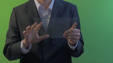 İşadamı Bir Tablet Ekler Başparmak Memnun Adam Tutar Sanal Tablet Forex Exchange Üzerinde Çalışan Tutar Skype Genç Adam İnternet Sohbet yoluyla Satın