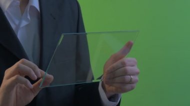 Sanal Tablet Forex döviz üzerinde çalışan bir iş giysili genç adam sohbet Internet üzerinden satın Holding aygıtla çalışmak için Başlat iş adamı geliyor