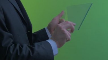 Profil tıklama Tablet kredi kartı elinde Forex döviz üzerinde çalışan sanal Tablet Holding ayakta adam ceketli genç adamı Internet üzerinden satın alır
