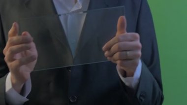 Tablet çalışan bir sanal Forex Döviz satın üzerinden Internet sohbet Skype genç adam bir iş giysileri üzerinde yakın işadamı Tıklanma