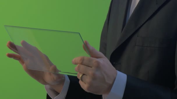 Mann klickt auf ein Tablet Denken tippt auf einen Finger hält virtuelle Tablette arbeitet an Devisenbörse kauft durch Internet-Chat junger Mann in Business-Kleidung — Stockvideo