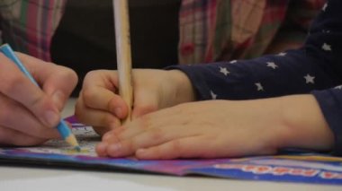Resim ile çocuk boyama kitabı ile kalemler el yakın ol evlat ve kareli gömlek olan boyama ile mavi kalem Her eğitimci öğretmendir