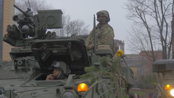 Alianza Estratégica de Entrenamiento Multinacional de la OTAN Opole Polonia Soldado está sentado en la cabina de un tanque La escotilla está abierta Establecimiento del hombre lanzador en la torreta del tanque — Vídeos de Stock