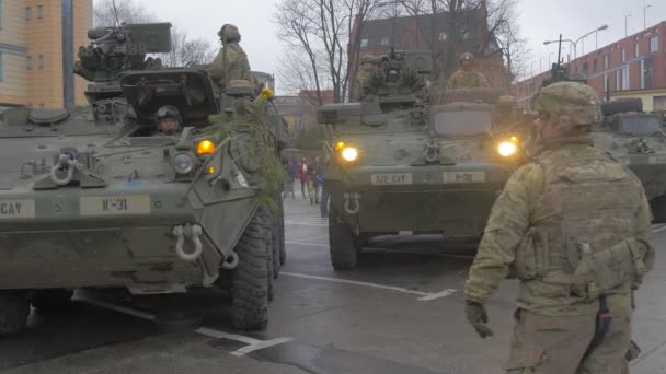 Multinationella utbildning Nato i Opole Polen tankar med soldater sitter i stugorna militär Man står framför dem och observera civila Man Walking — Stockvideo