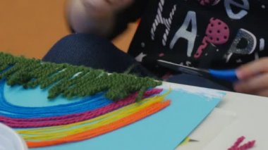 Eğitimci çocuk Tutkallar bir gökkuşağı-aplike çocuk taklit öğretmen iter bir konu Tutkallar bu bir gökkuşağı, konu oturmuş masada yapma yardımcı olur