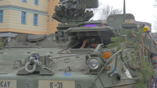 Atlantische Operation nato poland Soldat trägt einen Helm in einer Panzerkabine Fahrerluke geöffnet wird Soldat klettert auf einen Panzer grüne Kiefernzweige auf Panzer — Stockvideo