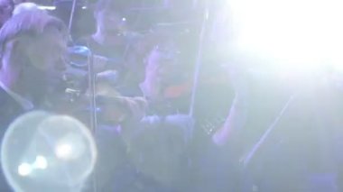 Rock Senfoni kemancılar oynarken yaylı enstrümanlar Orkestrası Ukrayna turu en büyük sayısı konser Kiev orkestra şefi Nikolai Lysenko grubudur