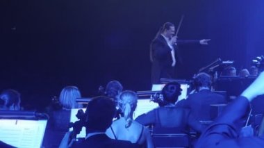 İletken Orkestrası viyolonsel ve kontrbas Ukrayna tur grup en büyük sayısı konser Kiev orkestra şefi Nikolai Lysenko içinde Rock Senfoni bir adam olduğunu