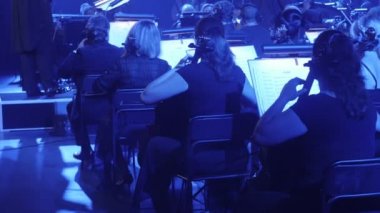 Kadın Senfoni Orkestrası Greatest Hits Rock Senfoni Ukrayna tur konser Kiev orkestra şefi Nikolai Lysenko tarafından çello ve kontrbas oynuyorlar
