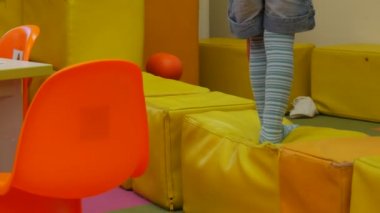 Sarı yastık Köprüsü Yellow Cube-Shaped yastıklar küçük bir kız tarafından yürümek baba yardımcı bir kızı olur yürüyüş sonra oturur üzerinde yastık baba kız kardeş