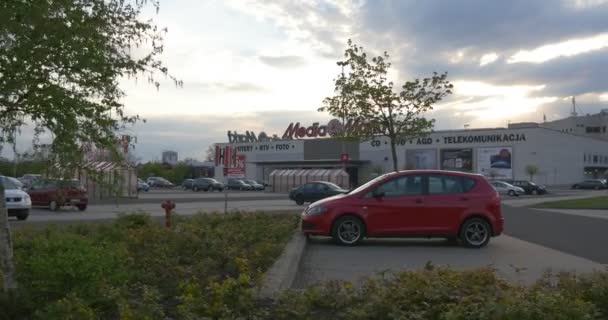 Bekijk de stad vanuit een traag voortbewegende auto. Gebouwen, trottoirs, geparkeerde auto 's. — Stockvideo