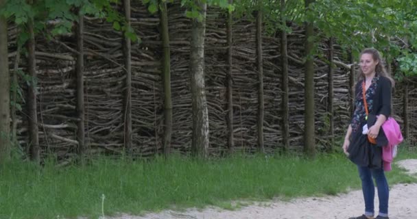 Šťastná matka a dcera hrát na ulici — Stock video