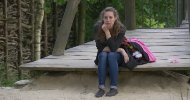 Jovem mulher descansando no parque de verão — Vídeo de Stock