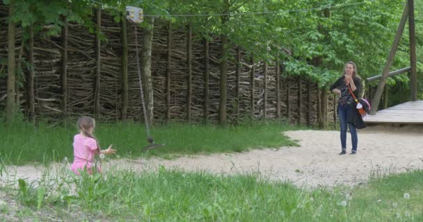 Une mère et sa fille jouent dans la rue — Video