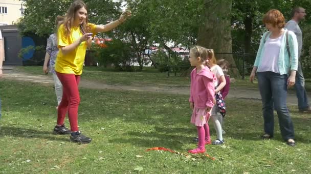 Les enfants courent, courent, courbent autour des bouteilles sautant des morceaux de papier — Video