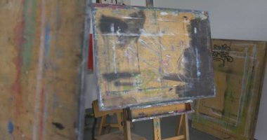 Sanatsal atölye, stüdyo, ahşap Easels boya ve sandalyeler, Panorama ile kirli