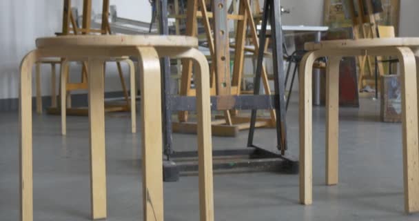 Laboratorio artistico, Studio, Easels legno sporco con vernici e sedie, Panorama — Video Stock