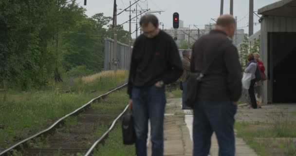 Lidé čekají na elektrický vlak zavřít Rightside zobrazení — Stock video