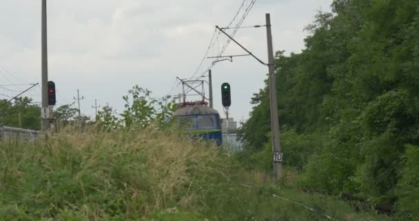 Weergave van de rug links blauwe elektrische locomotief rijdt door — Stockvideo