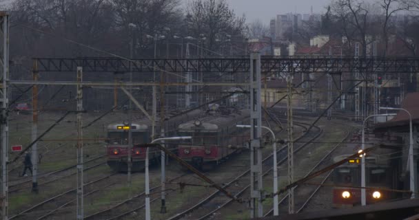 In einem großen Straßenbahndepot befinden sich mehrere alte Züge — Stockvideo