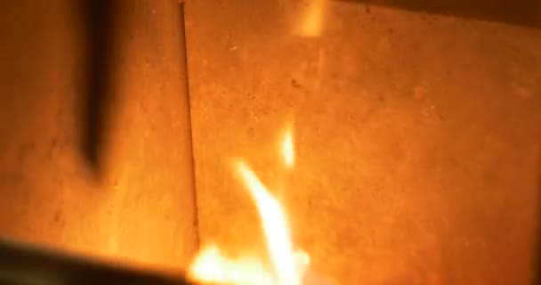 Le bois de chauffage brûle dans un four carré en métal 