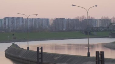 İskele ve ağ geçidi oder Nehri su pürüzsüz yüzey döşeli banka nehir Sunset akşam gökyüzü su yüzeyi rüzgarsız akşam yansıtılır
