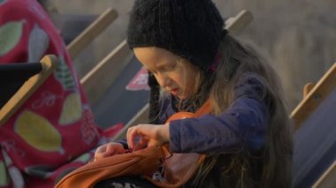 Şezlong kızıdır Untangling kulaklık tel insanlar vardır oturma etrafında Her sarışın kız dinlenme Pier akşam zaman güneşli gün Opole Polonya açık havada üzerinde