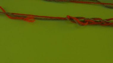 Karışık konu yün yeşil ekran renkli kırmızı ve yeşil birini çekerek Filament Fiber konu olan hareketli biri iplik çekiyor olduğunu
