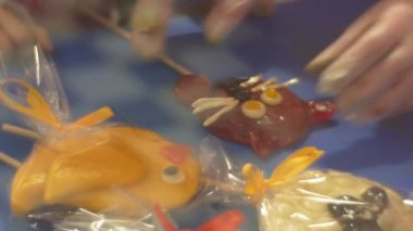 Çocuk ve bir kedi şeklinde şeker öğrenme için bir sopa pudra şeker fabrikası karamel tatlılar gezi yapmak için çocuk öğretim öğretmen dekorasyon