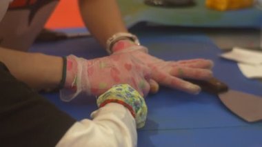 Şekerci çocuk sabitleme sopa çocuk çoğu öğrenme bir sopa pudra şeker karamel yapmak için bir karamel tatlılar fabrika için öğretim gezi olduğunu