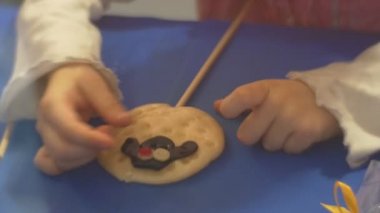 Çocuk ve öğretmen dekorasyon sarı şeker öğrenme için bir sopa pudra şeker fabrikası karamel tatlılar gezi yapmak için çocuk öğretim