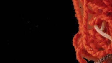 İplik dolaştırmak düşüyor alfa kanal renkli kırmızı ve şeftali dolaştırmak, Fiber birini çekerek Filament aşağı bir yığın, konu koyarak biri çalışmıyor