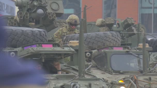 Soldados en cascos están sentados en cabinas de tanques abren lanzador de cascos en una torreta borrosa Operación de entrenamiento multinacional de la OTAN Polonia — Vídeo de stock