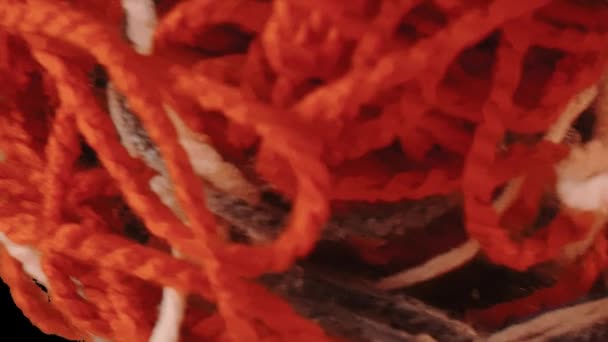 Ярмарка Tangle принес на Альфа-канал красочный клубок волокна Кто-то тянет нити нити волокна движутся оранжевый коричневый и персиковый нити — стоковое видео