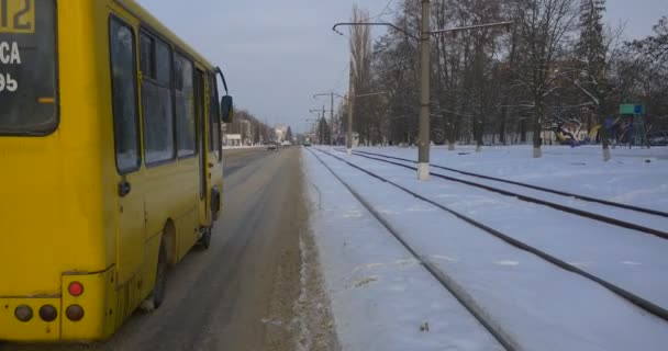 Gelber Passagierbus fährt entlang der Strassenbahnstraße Mir Avenue in Konotop City Ukraine Kahle Äste Bäume Sonnenhorizont Winter 2016 Heiligabend — Stockvideo
