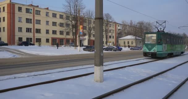 Πράσινο τραμ με διαφήμιση φαρμακείο κινείται με κάμερα σε ένα σταθμό Old τραμ στη λεωφόρο MIR στο Konotop πόλη Ουκρανία Χειμώνας 2016 Χριστούγεννα βράδυ — Αρχείο Βίντεο
