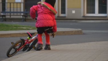 Yürüyüş doğru bir oturur beceriksizce Bisiklet şehir sokak Opole Polonya çocuk tarafından bir ev Sunny gün bahar Courtyard by biniyor Bisiklete binmek çocuktur