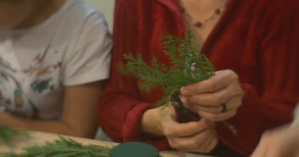 A composição de Natal de ramos de grinalda de advento na classe mestra de Ano Novo de Mesa — Vídeo de Stock