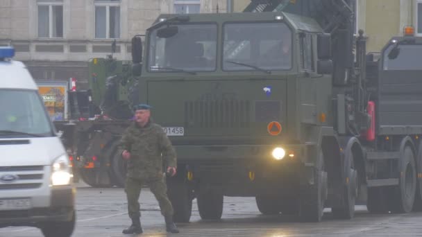 Soldaat Commando's de voertuigen Opole Atlantic lossen operatie Polen Amerikaanse militaire collectieve veiligheid van NATO multinationale opleiding vredesmissie — Stockvideo