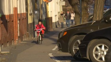 Çocuk yukarı şehir sokak Opole Polonya şehir gün çocuk Vintage Street insanlar yürüyüş arasında bir cadde Sunny gün bahar tarafından biniyor Bisiklete biniyor
